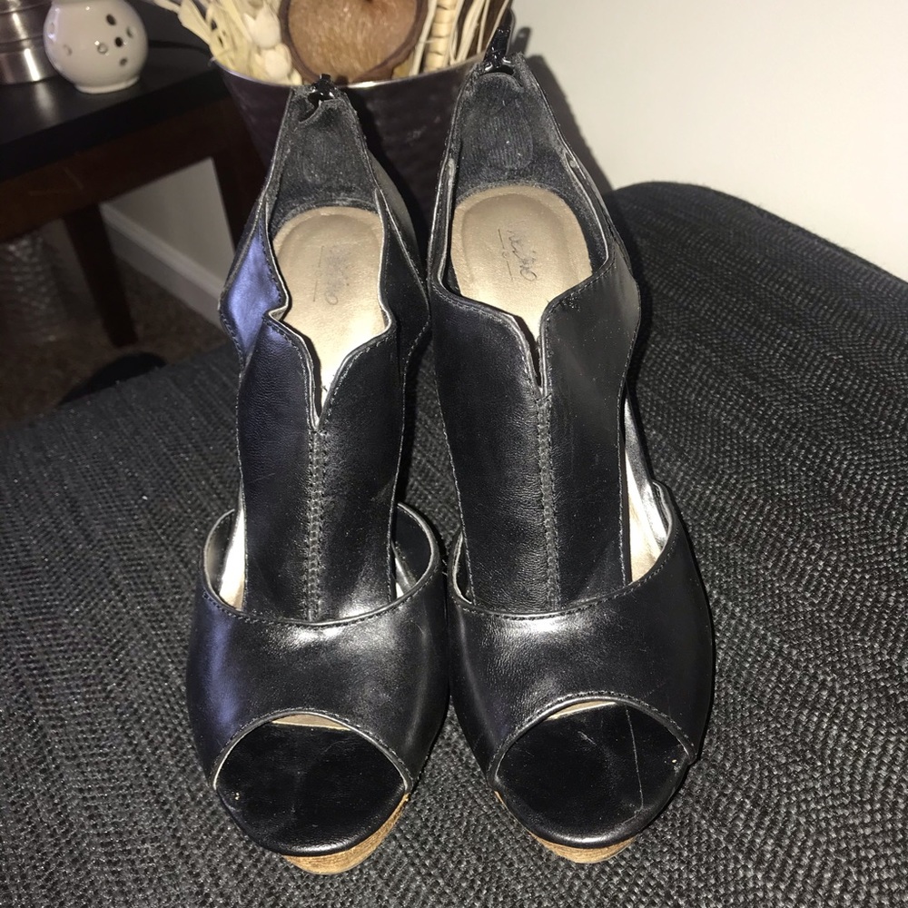Black wedges with wooden grain bottom